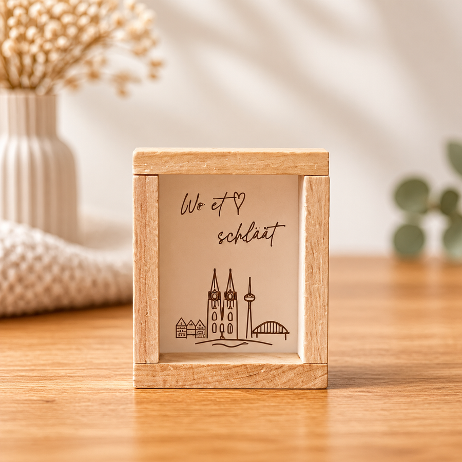 Kölner Skyline im Holzrahmen – Transparentpapier Druck - "Wo et Hätz schläät"