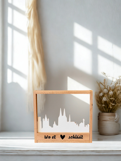 Kölner Skyline im Holzrahmen – „Wo et Hätz schläät“